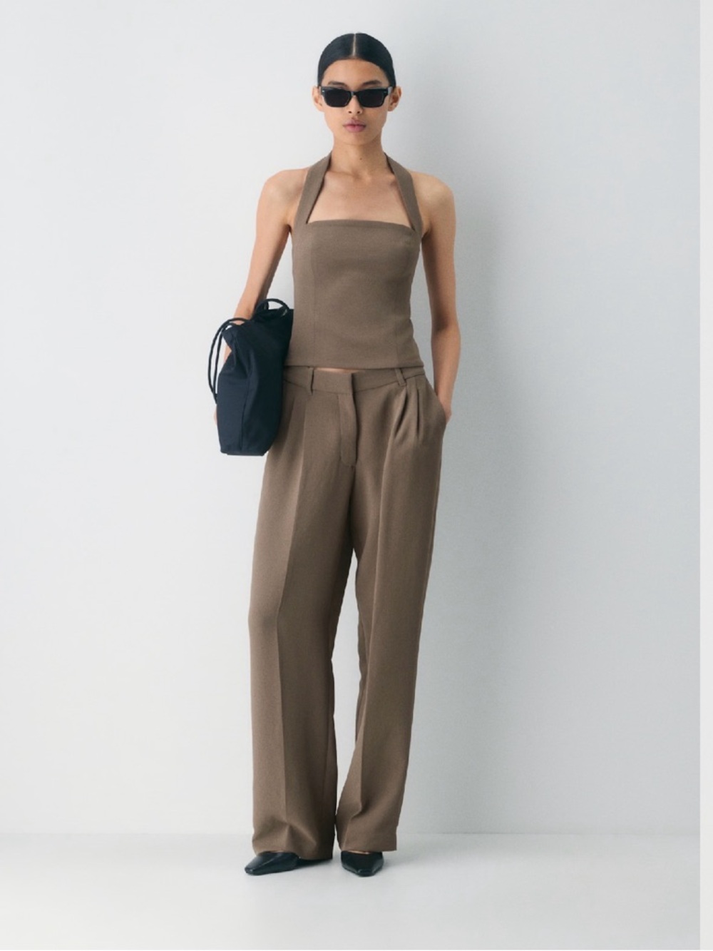 Aritzia WHISPER HALTER TOP COLA TAUPE
Medium